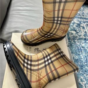 Burberry Haymarket girls boots size 33/34